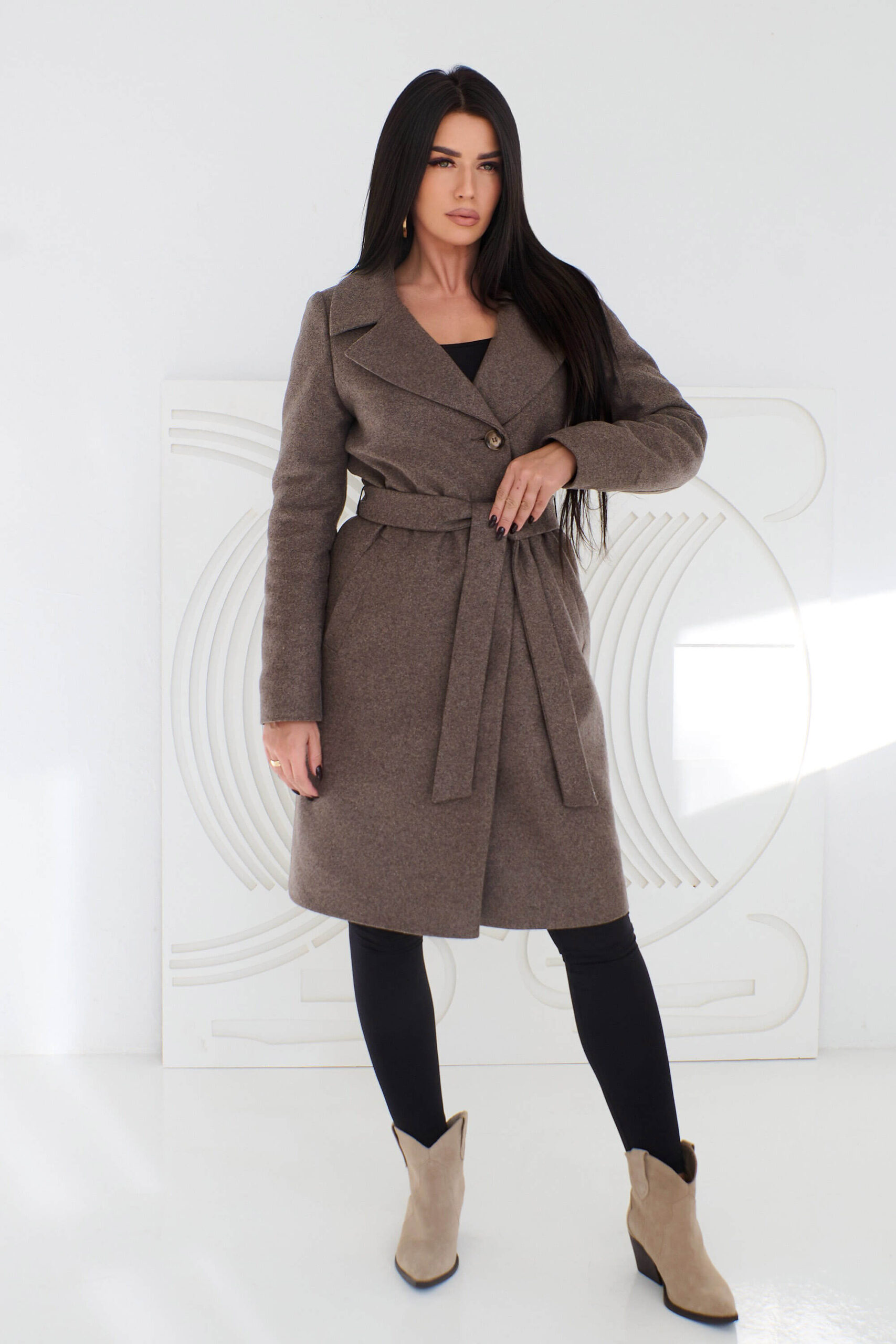 stylowy brązowy płaszcz 70% wełny uszyty w Polsce, klasyka i elegancja